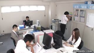 Японская офисная дама кончает